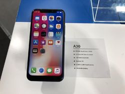 Si Penjiplak iPhone Bikin Ponsel yang Punya Proyektor