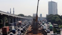 Alat berat kembali bekerja membangun tol layang Jakarta-Cikampek.
