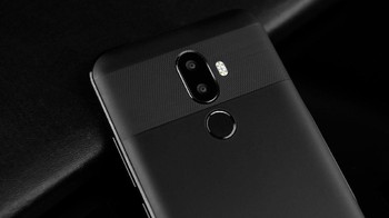 Tapi jika melongok ke bagian belakang, penempatan kamera gandanya berbeda dengan iPhone X. (foto: Android Guys)