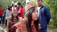 Bukan hanya Tatung, tak sedikit juga wanita dayak yang ikut serta memberikan dukungan bagi teman satu timnya. Dayak dan Tionghoa memang kompak di Singkawang. (Randy/detikTravel)
