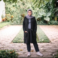 Zaskia Mecca sering tampil simple dengan busana berbahan katun atau kaos. Ia pintar memadupadankan busana hingga tidak terkesan berlebihan. Foto: Instagram Zaskia Mecca