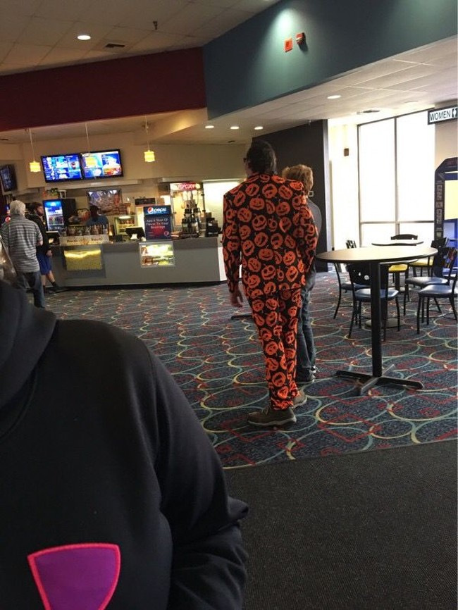 Pria ini tampil kocak dengan setelan jas dengan motif Halloween. Foto: Imgur/Instagram