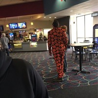 Pria ini tampil kocak dengan setelan jas dengan motif Halloween. Foto: Imgur/Instagram