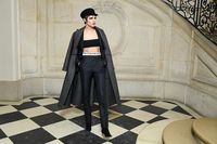 Hiii, Cara Delevigne Ubah Bentuk Telinga Jadi Bergerigi Seperti Reptil