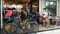 Kafe ini tidak hanya untuk wahana berkumpulnya para pesepeda saja, tapi juga untuk semua orang. Terutama penggemar kopi dan dessert. Foto: Istimewa