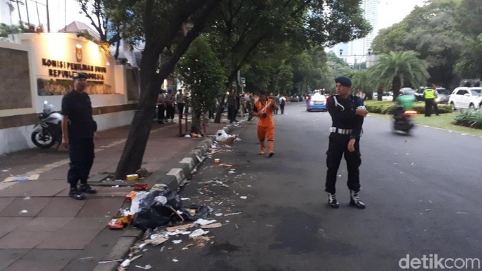 Usai Orasi Yusril, Massa di Depan Kantor KPU Bubarkan Diri