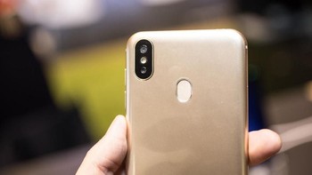  Kemiripan Leagoo S9 dengan iPhone X juga terlihat dari bentuk kamera ganda di bagian belakangnya. (foto CNet)