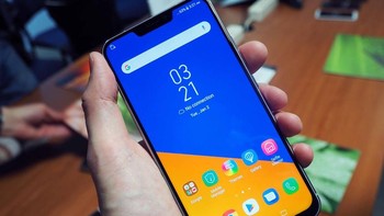 Dan tentu saja, Asus Zenfone 5 yang baru saja diluncurukan di ajang Mobile World Congress 2018. (foto Pocket-lint)