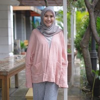 Zaskia Mecca juga sering memakai cardigan sebagai layer kedua busananya. Cardigan motif stripes ataupun solid dengan warna netral membuat penampilannya terlihat santai. Foto: Instagram Zaskia Mecca