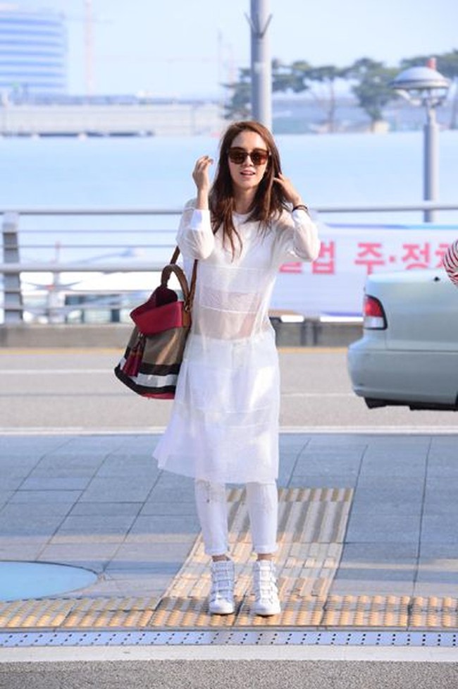 Bintang variety show Running Man, Song Ji Hyo, bergaya di Bandara Incheon dengan bucket bag dari Burberry seharga US$ 1.595 atau sekitar Rp 22 juta. Foto: Istimewa