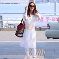 Bintang variety show Running Man, Song Ji Hyo, bergaya di Bandara Incheon dengan bucket bag dari Burberry seharga US$ 1.595 atau sekitar Rp 22 juta. Foto: Istimewa