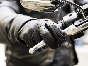 Dear Pemotor, Kalau Mau Dengarkan Musik Pakai Satu Headset Saja Cukup