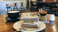 Ditemani secangkir espresso dengan sepiring cake affogato, Grumpy Cylist merupakan tempat yang nyaman untuk bersantai dan berkumpul bersama teman. Foto: Istimewa