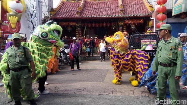 Barongsai dan Liong berkeliling Solo untuk tolak bala. 