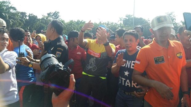 Sebelum senam, Sandiaga bersepeda bersama Wali Kota Jakarta Timur Bambang Musyawardana.