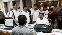 Menurut Waketum Gerindra itu, foto-foto yang memperlihatkan dirinya bersama Ketum Prabowo Subianto bersama admin MCA tersebut murni hoax.