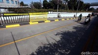 Separator underpass dipercantik dengan cat warna kuning dan hitam.