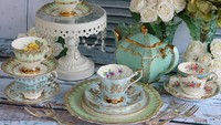 Tak perlu lagi pergi ke butik teh kalau punya tea set cantik seperti ini. Jika tak ada kegiatan di akhir pekan ini, yuk mendingan ngeteh sore. Foto: Istock