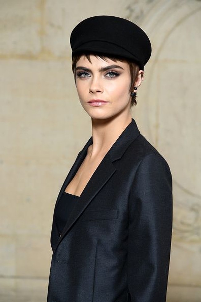 Model dan aktris Cara Delevingne tidak mau mencukur alisnya yang lebat, karena dilarang oleh sang ibu. Siapa sangka, alis lebatnya itu justru jadi ciri khas dari wajahnya yang membuatnya unik dan disukai publik. Foto: Getty Images