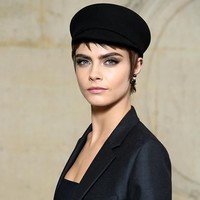 Model dan aktris Cara Delevingne tidak mau mencukur alisnya yang lebat, karena dilarang oleh sang ibu. Siapa sangka, alis lebatnya itu justru jadi ciri khas dari wajahnya yang membuatnya unik dan disukai publik. Foto: Getty Images