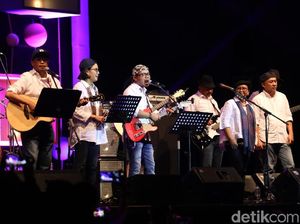 Foto: Penyerahan Sumbangan Imbalan Festival Jazz Band Menteri Jokowi