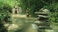 Sebenarnya susunan batu ini tidak serapi rock balancing. Namun warga masyarakat sekitar yang menyaksikannya justru merasa senang (Usman Hadi/detikTravel)
