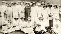 Tercatat, Kepulauan Pitcairn sudah dihuni sejak abad ke-15 oleh orang-orang Polinesia. Orang-orang Polinesia adalah kelompok masyarakat yang menetap di pulau-pulau di Samudera Pasifik seperti di Hawaii, Samoa, Tahiti, Tonga, dan Maori dari Selandia Baru (Pitcairn Islands)