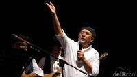 Usai menyanyikan lagu tersebut, Koordinator Staf Khusus Presiden Teten Masduki memperkenal para personil Elek Yo Band. Meskipun hampir semua penonton sudah mengenal mereka.