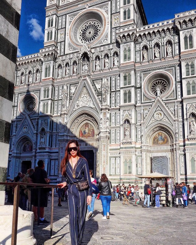 Berpose di Cathedral of Santa Maria del Fiore, gereja utama di Florence, Italia, Arissa Cheo terlihat stylish dalam busana liburannya memakai setelan biru garis-garis dan belt bag dari Gucci. Foto: Instagram@xarissaxcheox