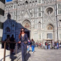Berpose di Cathedral of Santa Maria del Fiore, gereja utama di Florence, Italia, Arissa Cheo terlihat stylish dalam busana liburannya memakai setelan biru garis-garis dan belt bag dari Gucci. Foto: Instagram@xarissaxcheox