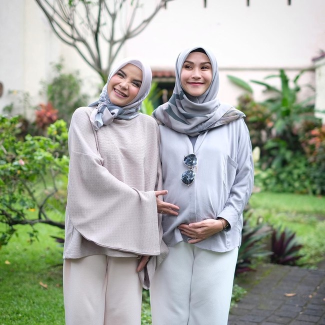 Tampil bersama sang kaka, Tasya Nur Medina, Zaskia Mecca tetap tampil fresh. Ia kembali hanya memakai tiga fashion item simple, yaitu celana, atasan, dan scarf. Foto: Instagram Zaskia Mecca