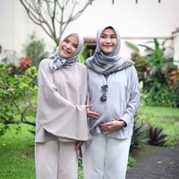 Tampil bersama sang kaka, Tasya Nur Medina, Zaskia Mecca tetap tampil fresh. Ia kembali hanya memakai tiga fashion item simple, yaitu celana, atasan, dan scarf. Foto: Instagram Zaskia Mecca