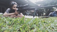 Begini gaya menembak Widy dengan sniper. Foto: Dok. Instagram/_widikidiw_