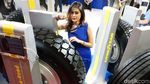 Si Cantik yang Bikin Melirik di Pameran Bus dan Truk
