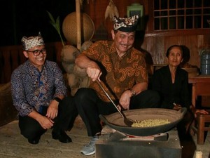 Menko Maritim, Menkeu dan Gubernur BI Naik ke Kawah Ijen