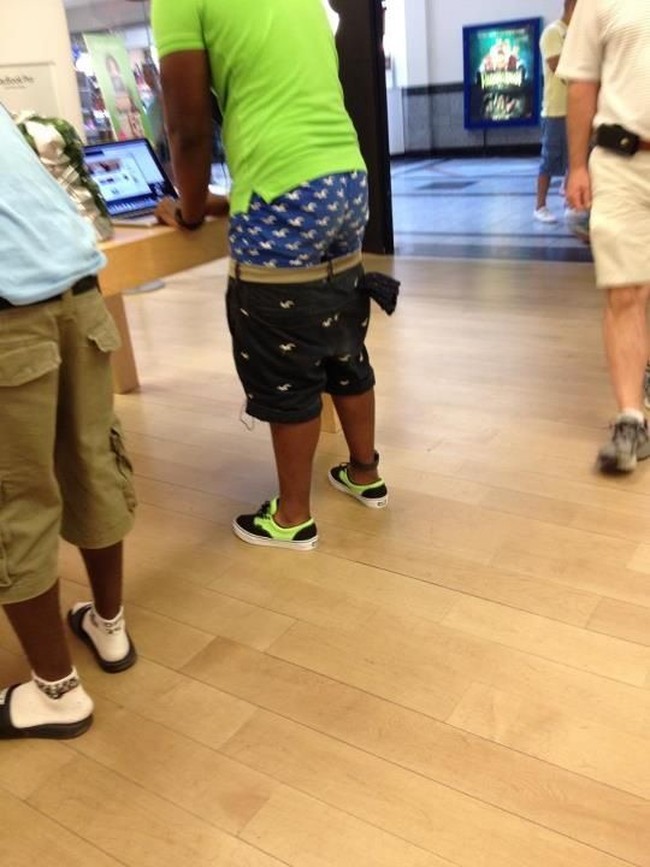 Satu lagi pria yang jadi korban fashion dengan memakai celana kekodoran. Foto: Imgur/Instagram