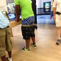 Satu lagi pria yang jadi korban fashion dengan memakai celana kekodoran. Foto: Imgur/Instagram