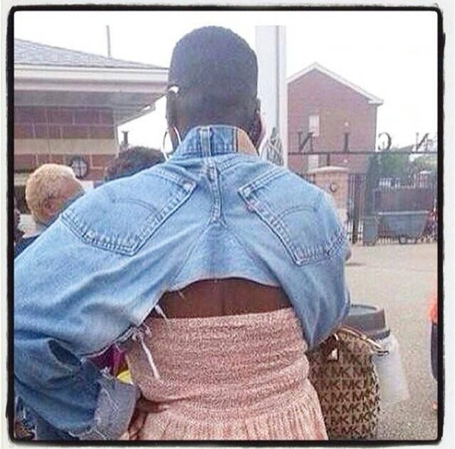 Pria ini juga tampil kocak dengan memaki vest dari celana jeans yang dipadukan dengan busana berkerut warna pink. Foto: Imgur/Instagram