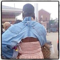 Pria ini juga tampil kocak dengan memaki vest dari celana jeans yang dipadukan dengan busana berkerut warna pink. Foto: Imgur/Instagram