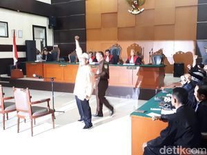 Hadapi Sidang Vonis, Jonru Teriakkan Takbir