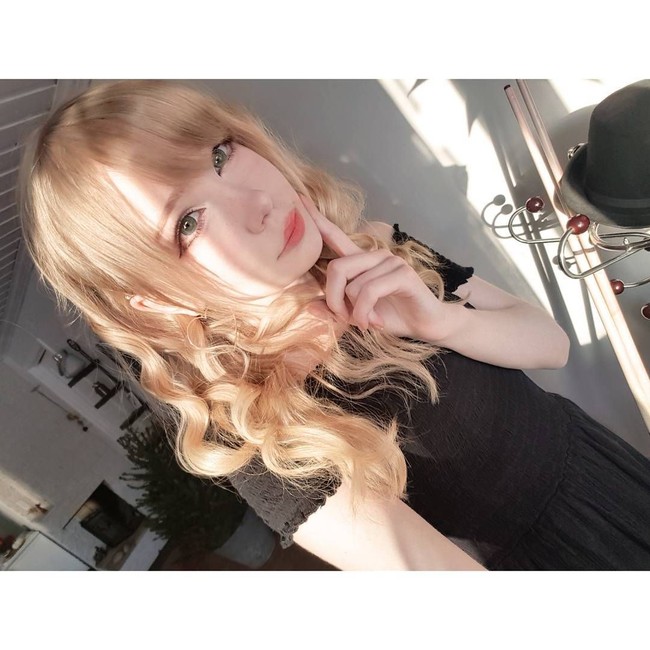 Meski beberapa orang mengejeknya sebagai simbol seks yang aneh, wanita asal Swedia ini juga mendapat banyak komentar positif dari orang-orang yang mengatakan bahwa dirinya terlihat manis dan lucu. Foto: Instagram