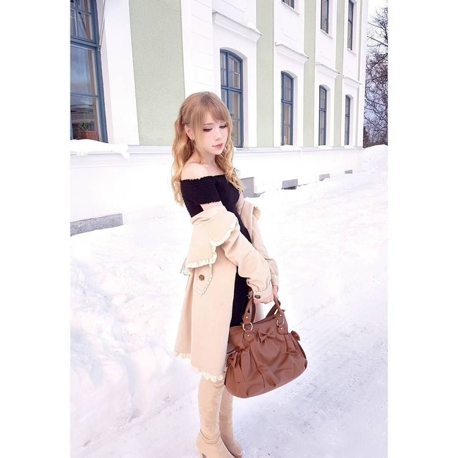  Saya telah menciptakan tampilan ini dengan mengembangkan gaya makeup saya, menggunakan softlens dan memakai pakaian lucu. Saya belum pernah menjalani operasi atau semacamnya, ungkap Lucia. Foto: Instagram