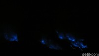 Gunung Ijen punya ketinggian 2.443 mdpl. Yang paling terkenal di sana adalah fenomena api birunya, yang cuma ada dua di dunia! (Afif Farhan/detikTravel)