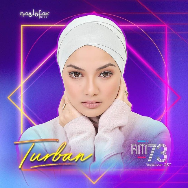 Di acara tersebut, Noor Neelofa merilis produk turban dan shawl. Turban tersebut tersaji dalam banyak warna dengan bentuk yang simple. Foto: Instagram