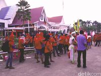Para peserta Cap Go Meh sudah bersiap di jalan raya (Randy/detikTravel)