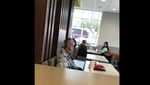 Foto: Viral Video Gelandangan Dilarang Makan di Restoran Cepat Saji AS
