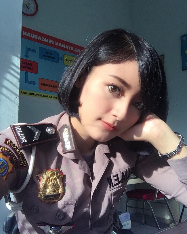 Adelia Eka Nirwana mencuri perhatian netizen setelah sebuah video viral di social media. Ia mem-posting video tentang kenakalan anak remaja yang mengendarai motor di usia yang belum cukup. Foto: Instagram