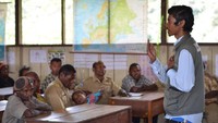Suasana belajar mengajar di Desa Mimin, kabupaten Pegunungan Bintang, Papua. Tempat awal mula ekspedisi Puncak Mandala (Indonesia Mengajar)