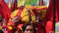 Masyarakat pun tampak menyemut di sekitar Jalan Diponegoro. Baik muda atau tua hingga anak-anak, semuanya begitu antusias melihat parade Tatung (Randy/detikTravel)