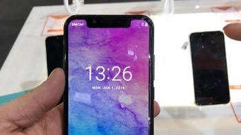 Ini adalah Oukitel U18. Smartphone ini memiliki layar 5,85 inch yang juga punya fitur pemindai wajah ala iPhone X. (foto: Quartz)